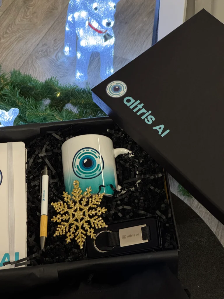 Чашка, ручка, брелок і сніжинка в боксі Altris AI