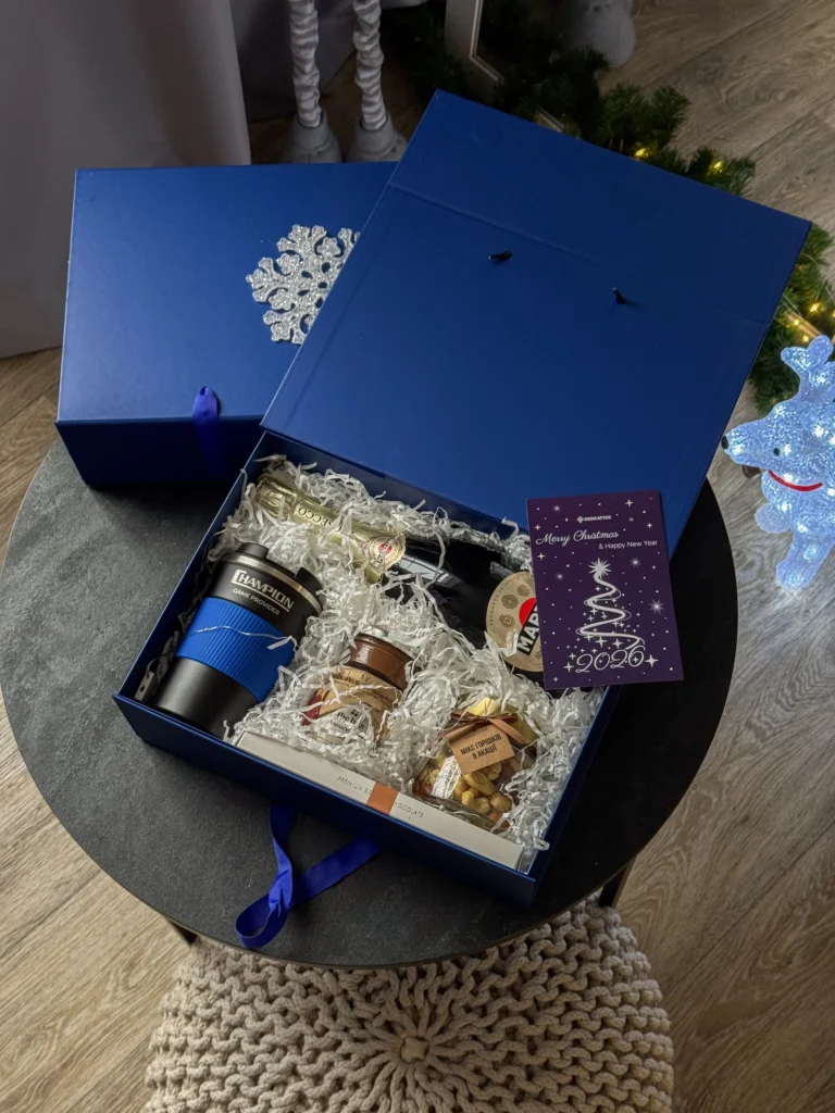 Бокс Champion на круглому столі з листівкою «Merry Christmas»