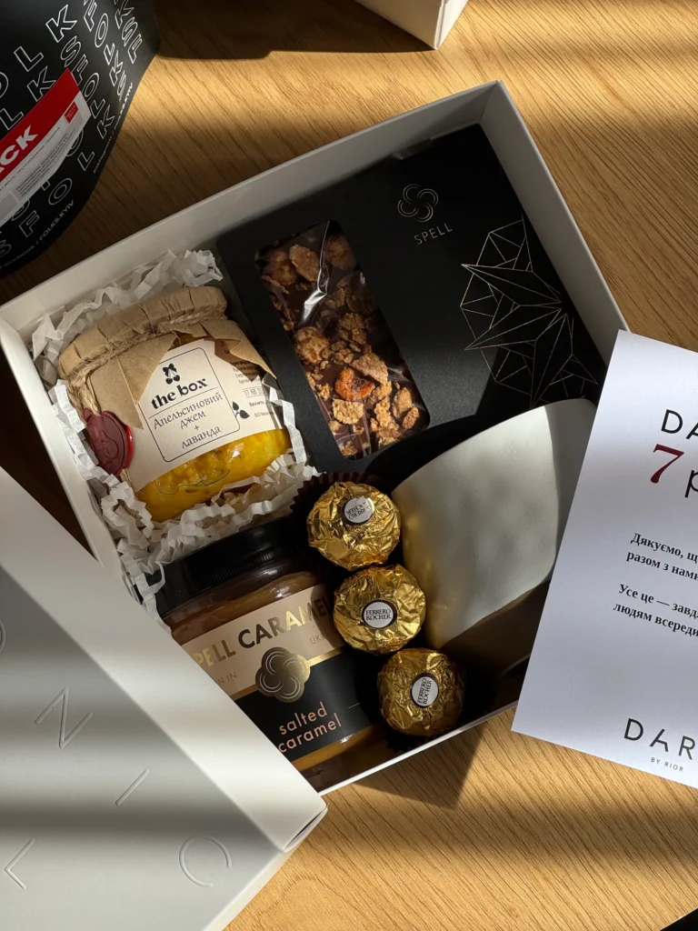 Джем, солона карамель, шоколад із фундуком і цукерки в боксі DARK