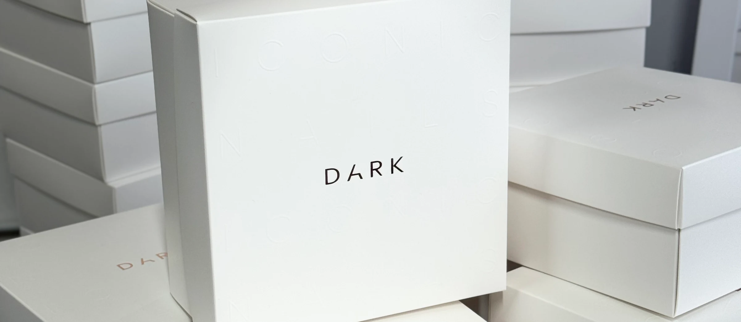 Стоси білих коробок DARK, готових до відправки