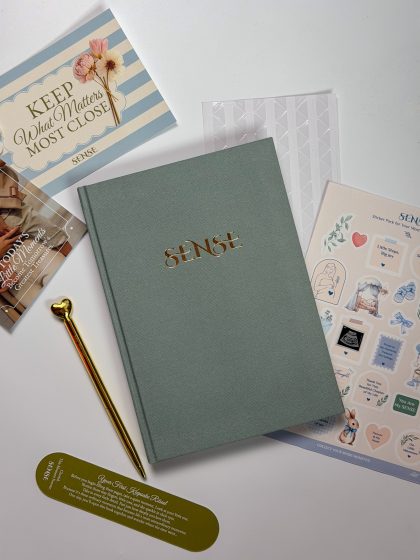 Книга малюка “SENSE baby book” olive (англ.версія)