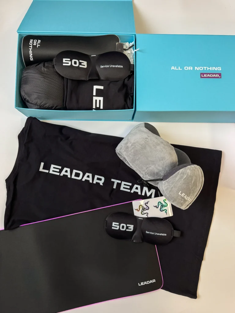 Наповнення боксу LeadAR: футболка, килимок, подушка й маска для сну