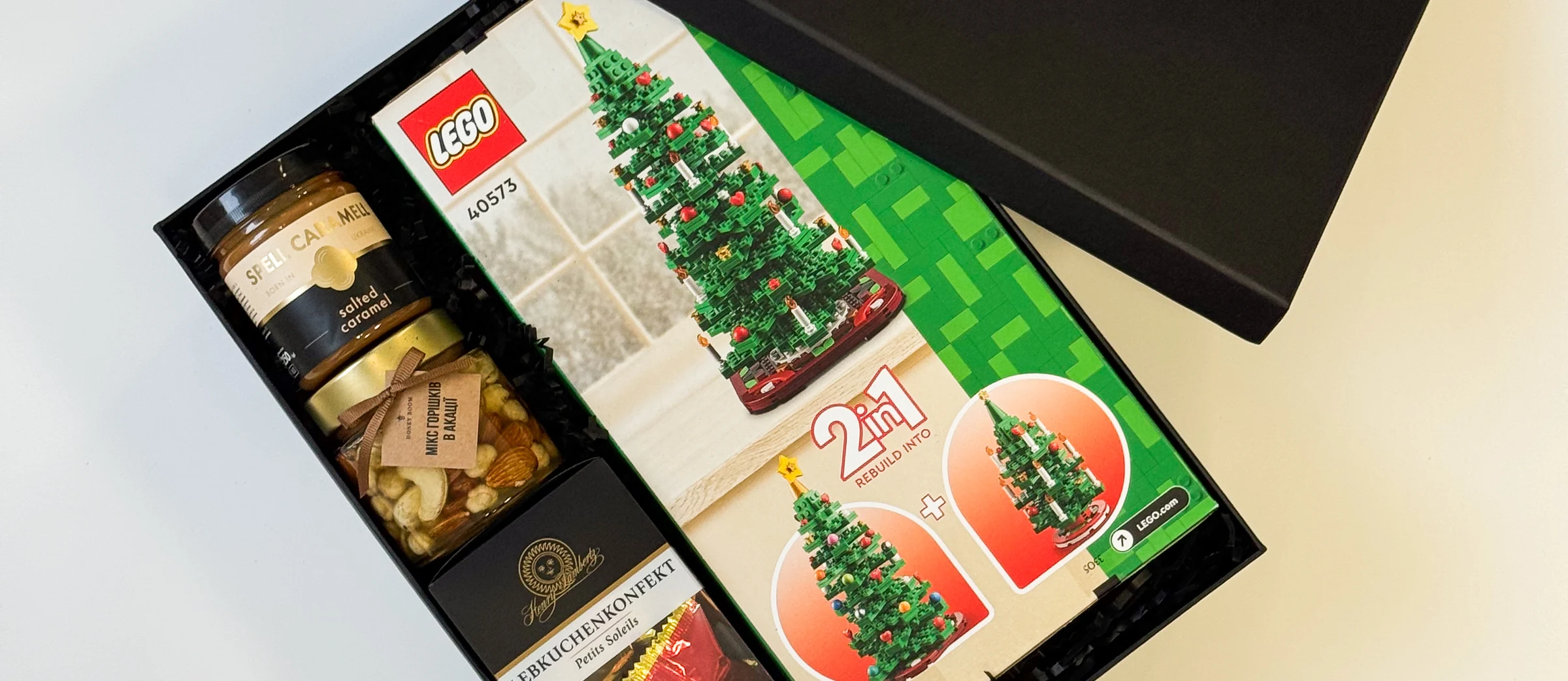 Чорний бокс із різдвяною ялинкою LEGO, пряниками й горіхами