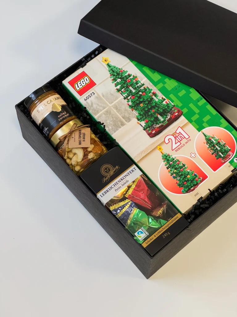 Набір LEGO «Різдвяна ялинка», горіхи в карамелі й пряники в боксі