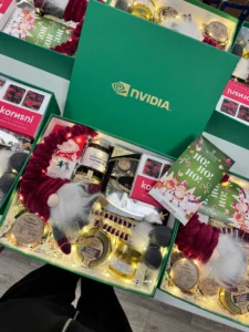 Відкритий зелений бокс NVIDIA з гномом, гірляндою й делікатесами