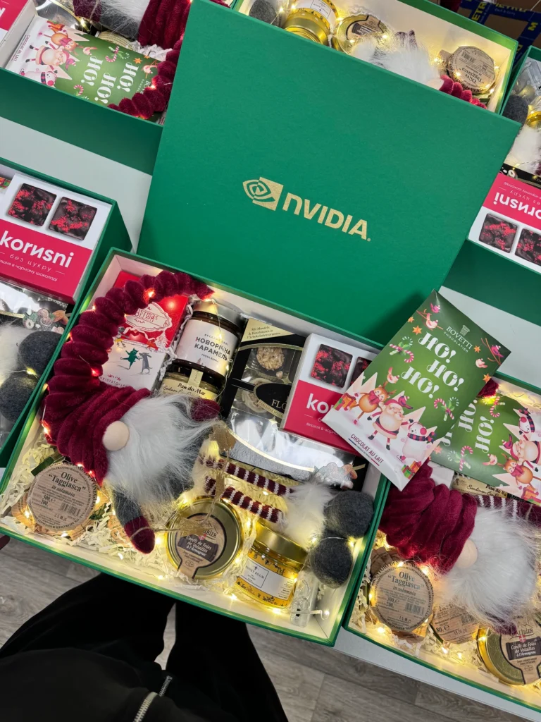Відкритий зелений бокс NVIDIA з гномом, гірляндою й делікатесами