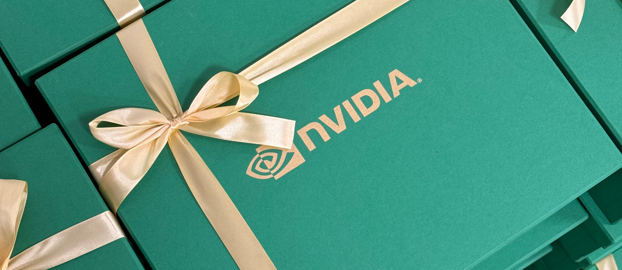 Зелені коробки з логотипом NVIDIA, перев’язані золотистою стрічкою