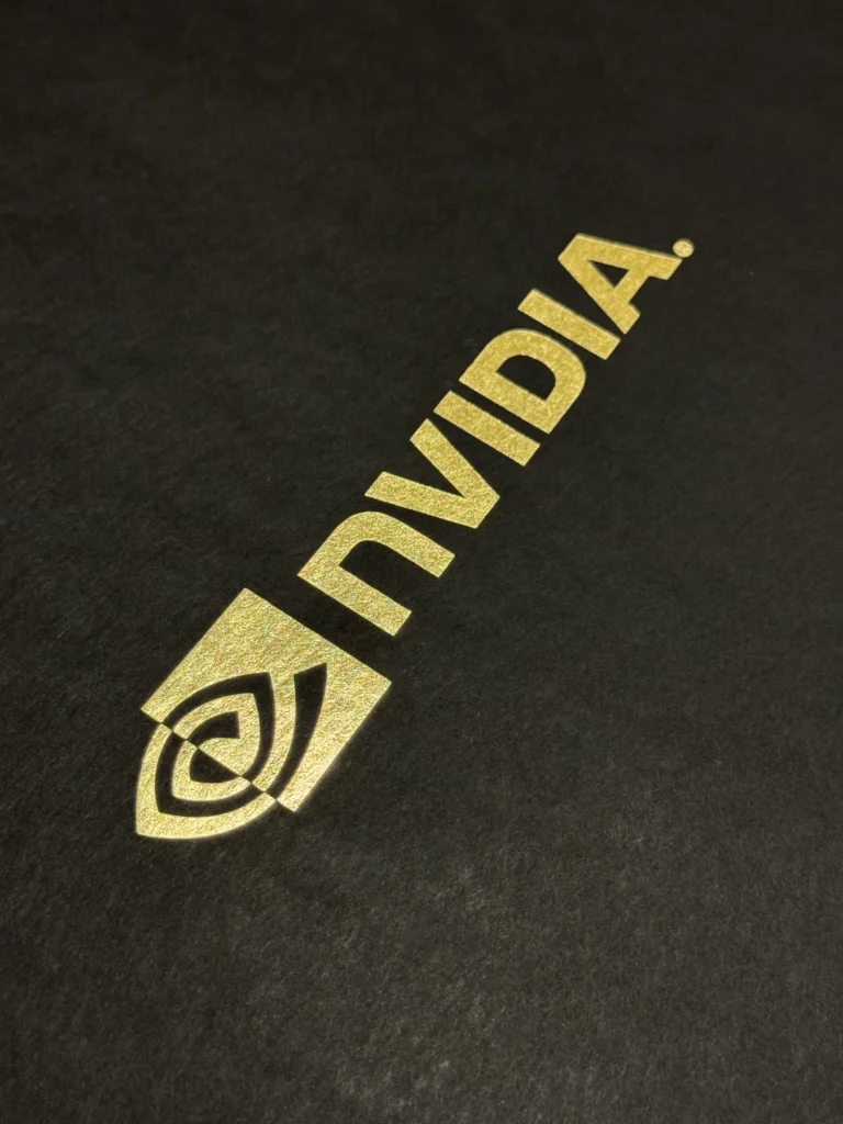 Золотий логотип NVIDIA на чорній коробці