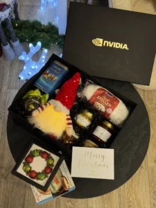 Відкритий бокс NVIDIA з різдвяним наповненням і листівкою