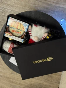 Бокс NVIDIA з різдвяним печивом і гномом