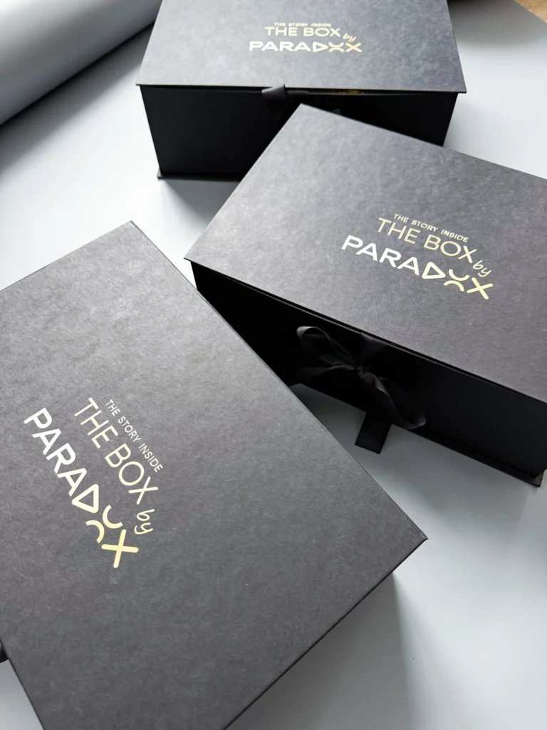 Чорні коробки з золотим написом «The Box by PARADOX»