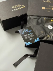 Бокс PARADOX із листівкою під відкритою кришкою