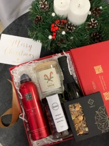 Наповнення червоного боксу й листівка «Merry Christmas»