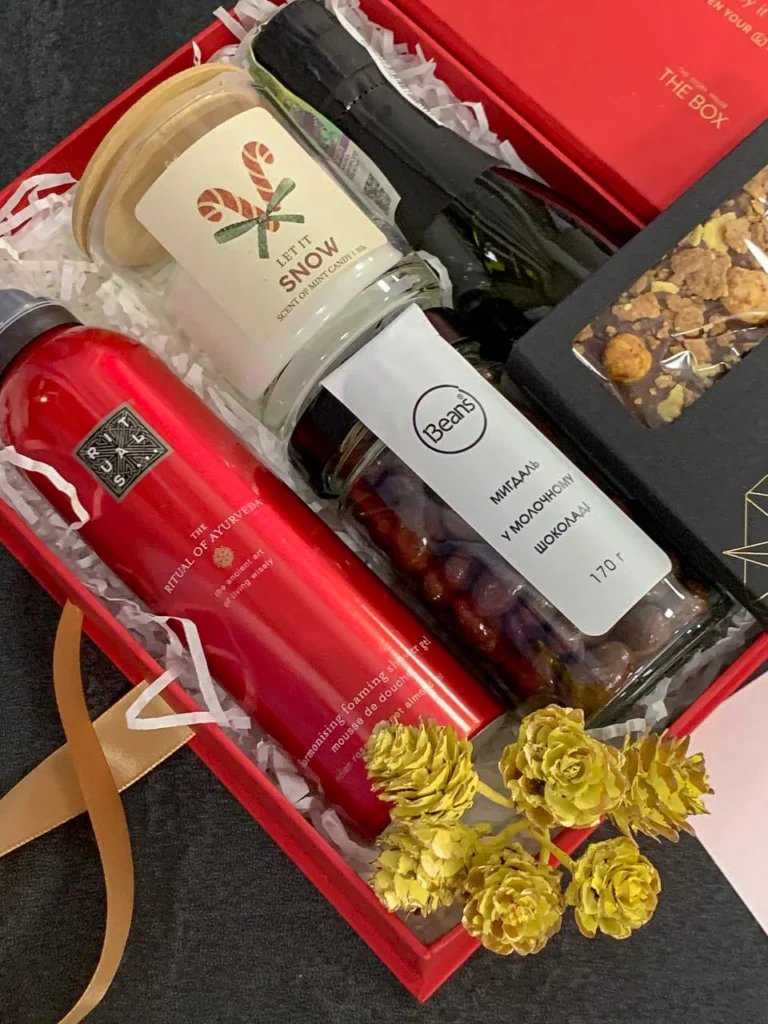 Свічка, гель-піна Rituals і мигдаль у червоному боксі крупним планом