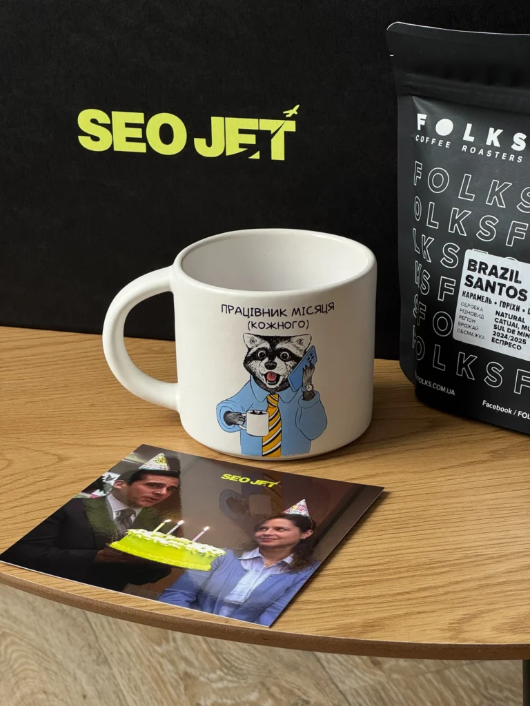 Чашка, кава й листівка SEO JET на тлі коробки з логотипом
