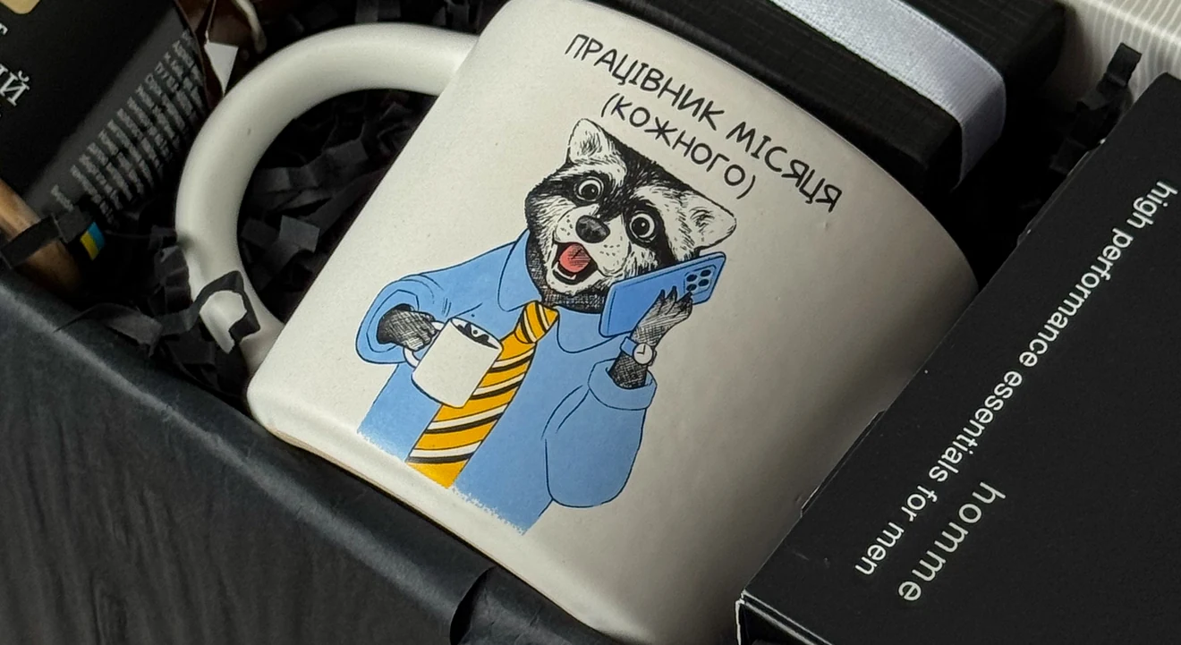 Чашка й листівка — вміст