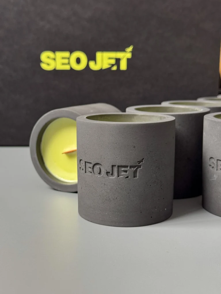 Свічка в бетонному кашпо на тлі логотипа SEO JET
