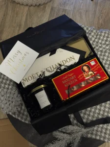 Жіночий бокс із Moët і свічкою під відкритою кришкою
