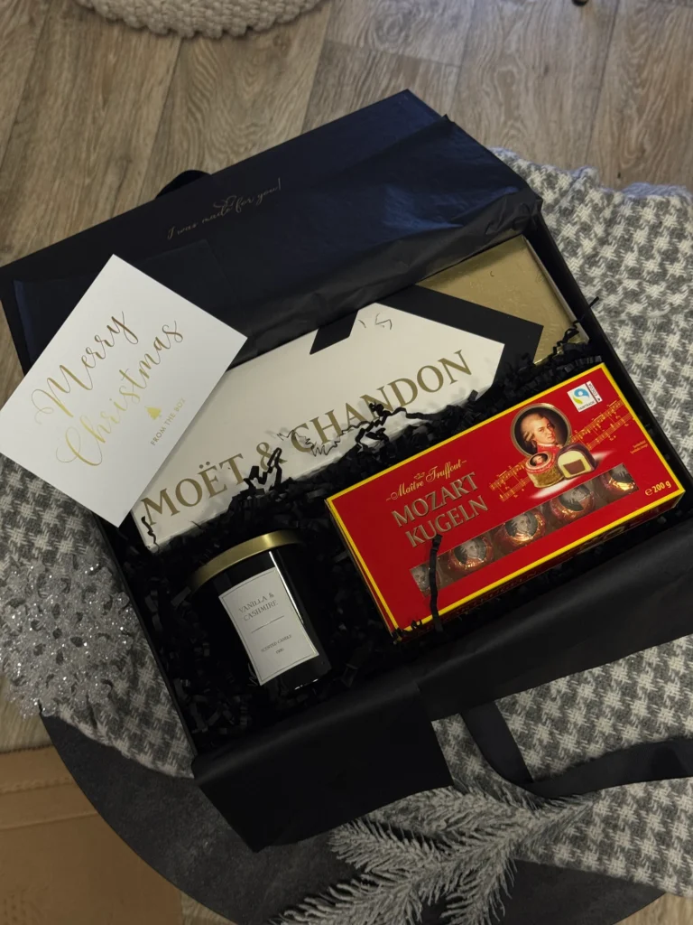 Жіночий бокс із Moët і свічкою під відкритою кришкою