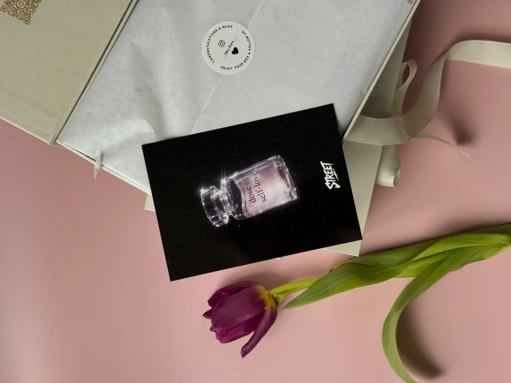 Молочна коробка The Box, листівка STREET і тюльпан на рожевому тлі