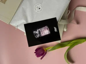 Молочна коробка The Box, листівка STREET і тюльпан на рожевому тлі